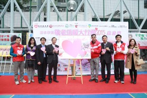 各主禮嘉賓把愛心詞貼上儀式板上，寓意將「關懷、敬老的精神」展現出去，發揚光大。